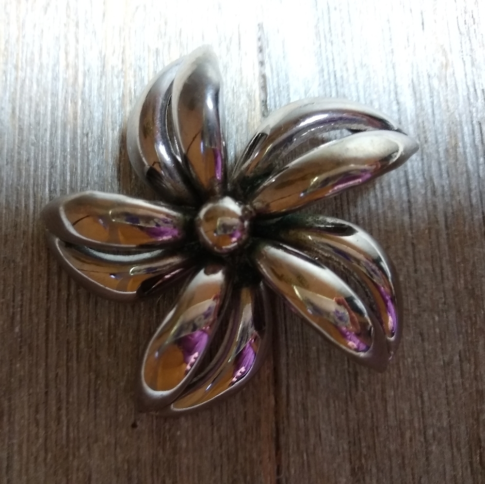 Beautiful vintage flower brooch